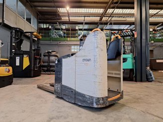 Stand-on pallet truck Crown WT3040 2.00