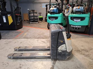 Pedestrian pallet truck Crown WP3020-2.0