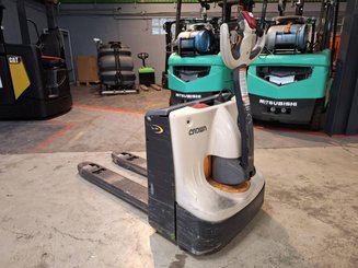 Pedestrian pallet truck Crown WP3010-1.6