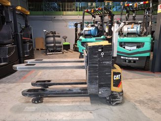 Pedestrian pallet truck Caterpillar NPP20N2E