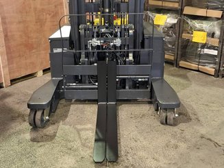 Multi-directional pallet stacker Combilift WR4