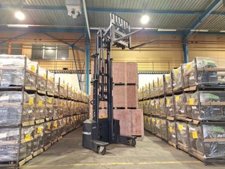 Multi-directional pallet stacker Combilift WR4