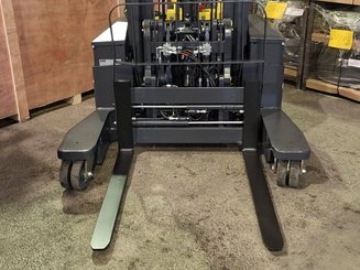 Multi-directional pallet stacker Combilift WR4