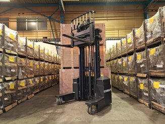 Multi-directional pallet stacker Combilift WR4