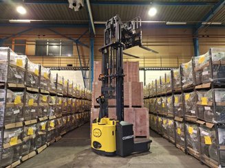 Multi-directional pallet stacker Combilift WR4