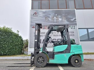 Four wheel front forklift Yale GLP35VX
