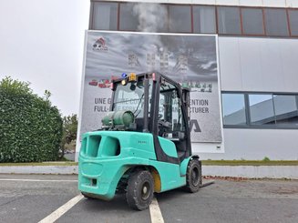 Four wheel front forklift Yale GLP35VX