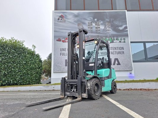 Four wheel front forklift Yale GLP35VX - 1