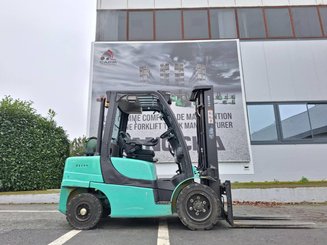 Four wheel front forklift Yale GLP35VX