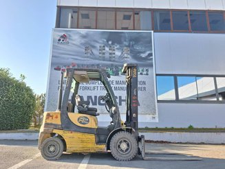 Four wheel front forklift Yale GDP25VX