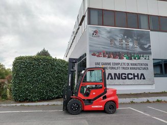 Four wheel front forklift Hangcha XF30D-2 (CPCD30-X2H7F1)