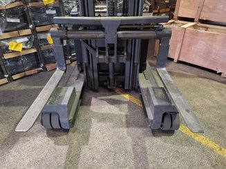 Multi-directional retractable mast reach truck UniCarriers 250DTFVRE635UFW