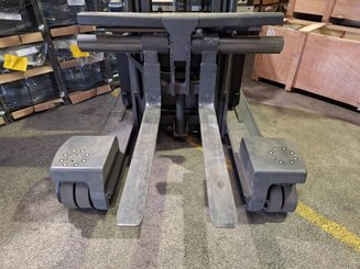 Multi-directional retractable mast reach truck UniCarriers 250DTFVRE635UFW