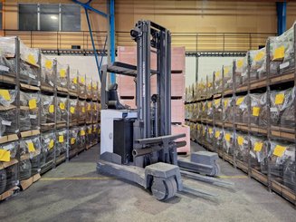 Multi-directional retractable mast reach truck UniCarriers 250DTFVRE635UFW