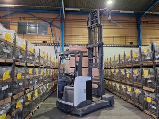 Multi-directional retractable mast reach truck UniCarriers 250DTFVRE635UFW