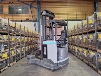 Multi-directional retractable mast reach truck UniCarriers 250DTFVRE635UFW