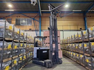 Multi-directional retractable mast reach truck UniCarriers 250DTFVRE635UFW