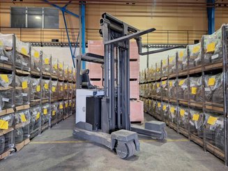 Multi-directional retractable mast reach truck UniCarriers 250DTFVRE635UFW