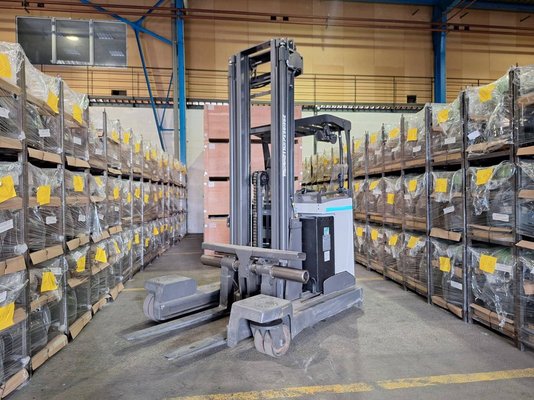 Multi-directional retractable mast reach truck UniCarriers 250DTFVRE635UFW - 1