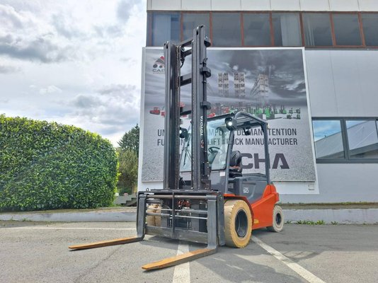 Four wheel front forklift Toyota 8FBMT50 - 1