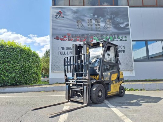 Four wheel front forklift Yale GDP25VX - 1
