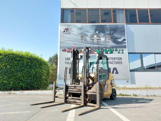 Four wheel front forklift Caterpillar DP40N - 1