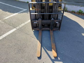 Four wheel front forklift Caterpillar GP25N