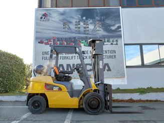 Four wheel front forklift Caterpillar GP30NTD