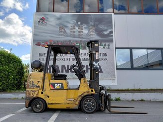 Four wheel front forklift Caterpillar GC40K