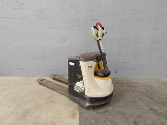 Pedestrian pallet truck Crown WP3020-2.0