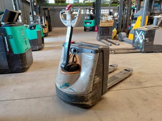 Pedestrian pallet truck Crown WP3020-2.0