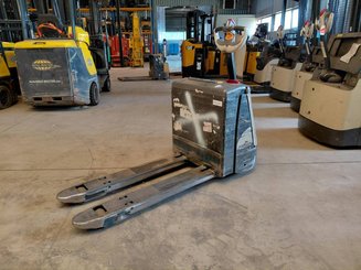 Pedestrian pallet truck Crown WP3020-2.0