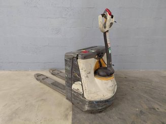 Pedestrian pallet truck Crown WP3020-2.0