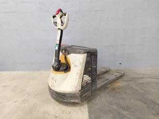 Pedestrian pallet truck Crown WP3020-2.0