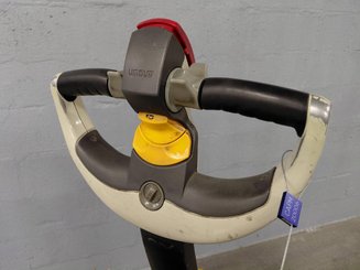 Pedestrian pallet truck Crown WP3020-2.0