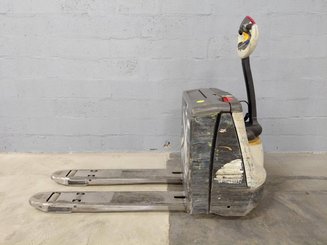 Pedestrian pallet truck Crown WP3020-2.0