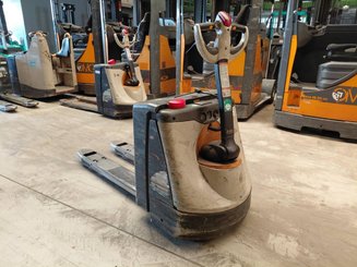 Pedestrian pallet truck Crown WP3020-2.0