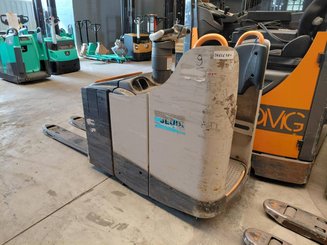 Stand-on pallet truck Crown WT3040 2.00
