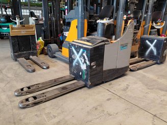 Stand-on pallet truck Crown WT3040 2.00