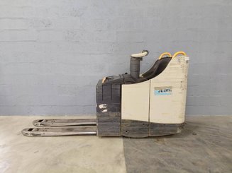 Stand-on pallet truck Crown WT3040 2.00