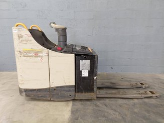 Stand-on pallet truck Crown WT3040 2.00