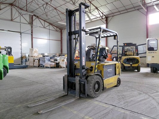 Four wheel front forklift Caterpillar EP30K - 1