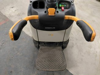Stand-on pallet truck Crown WT3060