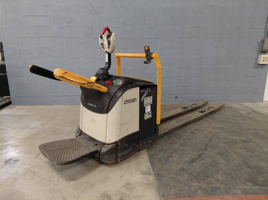 Stand-on pallet truck Crown WT3060 - 1