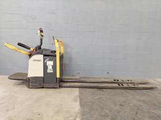 Stand-on pallet truck Crown WT3060