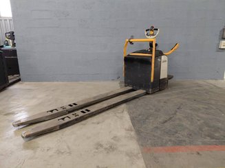 Stand-on pallet truck Crown WT3060