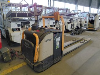 Stand-on pallet truck Crown WT3060