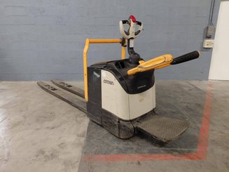 Stand-on pallet truck Crown WT3060