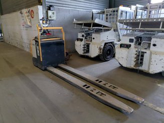Stand-on pallet truck Crown WT3060