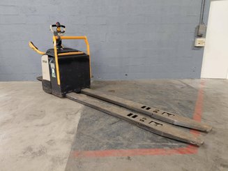 Stand-on pallet truck Crown WT3060